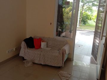 Disewakan rumah murah 2 lantai di Cluster La Seine Jakarta Garden City Jakarta Timur siap huni minimalis modern