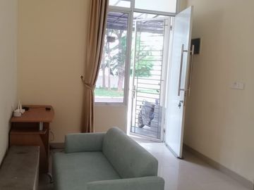 Disewakan rumah murah 2 lantai di Cluster La Seine Jakarta Garden City Jakarta Timur siap huni minimalis modern
