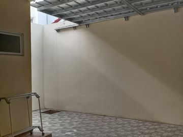Disewakan rumah murah 2 lantai di Cluster La Seine Jakarta Garden City Jakarta Timur siap huni minimalis modern