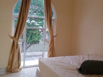 Disewakan rumah murah 2 lantai di Cluster La Seine Jakarta Garden City Jakarta Timur siap huni minimalis modern