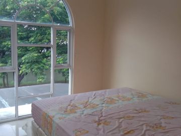 Disewakan rumah murah 2 lantai di Cluster La Seine Jakarta Garden City Jakarta Timur siap huni minimalis modern