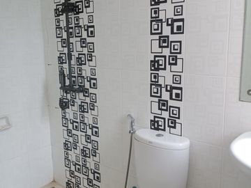 Disewakan rumah murah 2 lantai di Cluster La Seine Jakarta Garden City Jakarta Timur siap huni minimalis modern