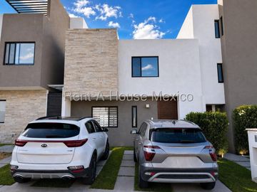 Renta casa Zibata, 3 recamaras, 3 baños terreno excendente.