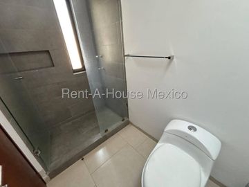 Renta casa Zibata, 3 recamaras, 3 baños terreno excendente.