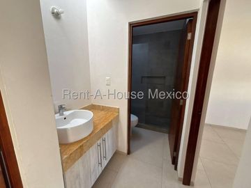 Renta casa Zibata, 3 recamaras, 3 baños terreno excendente.