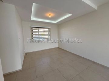 Renta casa Zibata, 3 recamaras, 3 baños terreno excendente.
