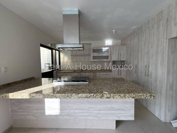Renta casa Zibata, 3 recamaras, 3 baños terreno excendente.