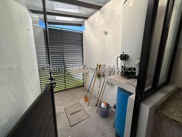 Renta casa Zibata, 3 recamaras, 3 baños terreno excendente.