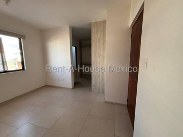 Renta casa Zibata, 3 recamaras, 3 baños terreno excendente.
