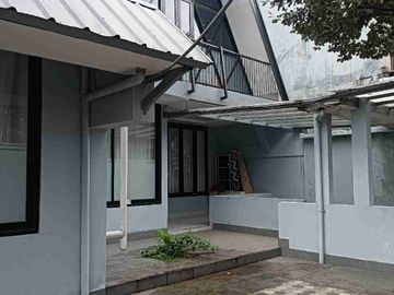 DIJUAL/DISEWAKAN RUMAH CANTIK ALA VILLA FURNISHED DENGAN TANAH TAMBAHAN DIBELAKANG BISA UNTUK BARBEQUE