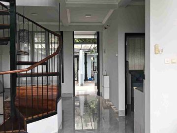 DIJUAL/DISEWAKAN RUMAH CANTIK ALA VILLA FURNISHED DENGAN TANAH TAMBAHAN DIBELAKANG BISA UNTUK BARBEQUE