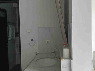DIJUAL/DISEWAKAN RUMAH CANTIK ALA VILLA FURNISHED DENGAN TANAH TAMBAHAN DIBELAKANG BISA UNTUK BARBEQUE