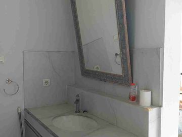 DIJUAL/DISEWAKAN RUMAH CANTIK ALA VILLA FURNISHED DENGAN TANAH TAMBAHAN DIBELAKANG BISA UNTUK BARBEQUE