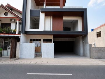 MBV355 Rumah 3 Lt Modern Kontemporer With Private Swimming Pool di Kebagusan