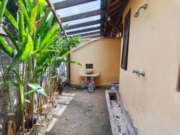 Dijual atau Disewakan Bulanan Villa View Laut Halaman Luas One Gate System di Goa Gong , Jimbaran.