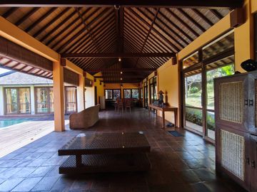 Dijual atau Disewakan Bulanan Villa View Laut Halaman Luas One Gate System di Goa Gong , Jimbaran.