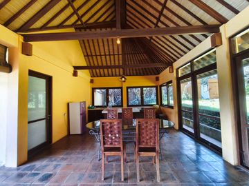 Dijual atau Disewakan Bulanan Villa View Laut Halaman Luas One Gate System di Goa Gong , Jimbaran.