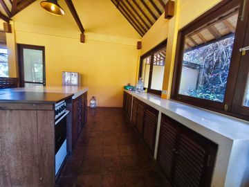 Dijual atau Disewakan Bulanan Villa View Laut Halaman Luas One Gate System di Goa Gong , Jimbaran.