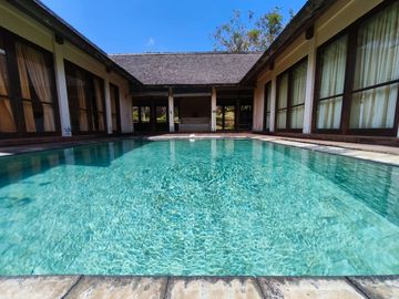 Dijual atau Disewakan Bulanan Villa View Laut Halaman Luas One Gate System di Goa Gong , Jimbaran.