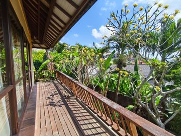 Dijual atau Disewakan Bulanan Villa View Laut Halaman Luas One Gate System di Goa Gong , Jimbaran.
