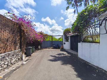 Dijual atau Disewakan Bulanan Villa View Laut Halaman Luas One Gate System di Goa Gong , Jimbaran.