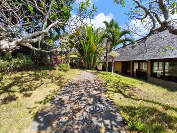 Dijual atau Disewakan Bulanan Villa View Laut Halaman Luas One Gate System di Goa Gong , Jimbaran.