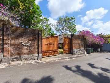 Dijual atau Disewakan Bulanan Villa View Laut Halaman Luas One Gate System di Goa Gong , Jimbaran.
