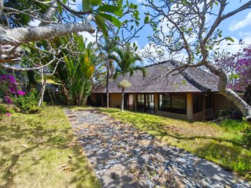 Dijual atau Disewakan Bulanan Villa View Laut Halaman Luas One Gate System di Goa Gong , Jimbaran.
