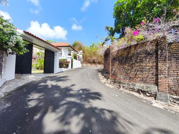 Dijual atau Disewakan Bulanan Villa View Laut Halaman Luas One Gate System di Goa Gong , Jimbaran.