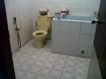 Dijual  rumah  area strategis cilandak jaksel, bisa utk usaha dan bebas banjir, akses jalan lebar