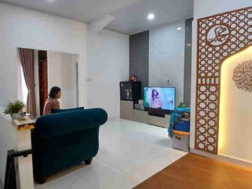 Dijual Rumah 2 lantai full renov siap huni di Kranggan Permai