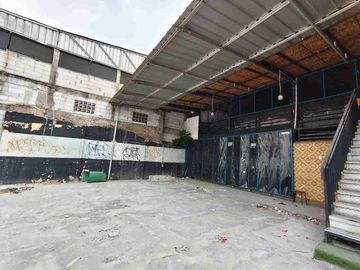 gudamg ex showroom di jatiwaringin jakarta timur