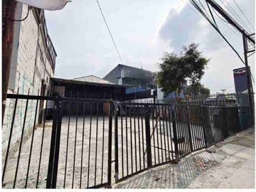 gudamg ex showroom di jatiwaringin jakarta timur
