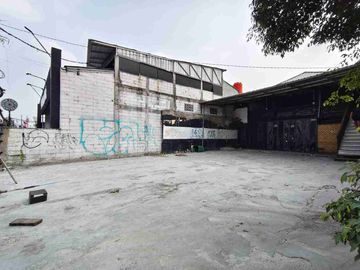 gudamg ex showroom di jatiwaringin jakarta timur