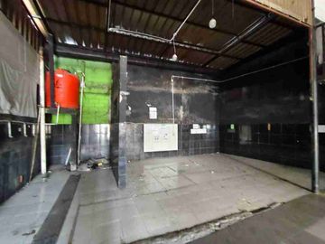 gudamg ex showroom di jatiwaringin jakarta timur