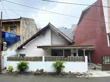 RUMAH BESAR DI PULOMAS