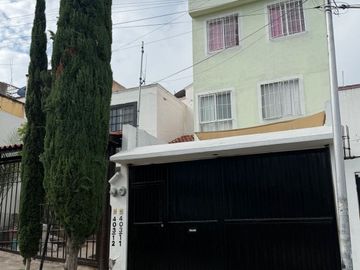 VENDO CASA 4 RECAMARAS, EXCELENTE UBICACION