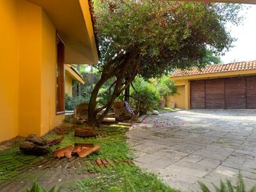 Amplios Espacios Verdes y Alberca en Casa de Lomas del Valle