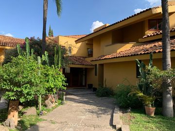 Amplios Espacios Verdes y Alberca en Casa de Lomas del Valle
