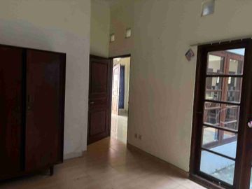 disewakan rumah 1 lantai semi furnish strategis murah dalam perumahan didekat jogja City mall