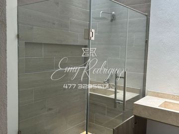 CASA EN RENTA, LOMBARDIA RESIDENCIAL; 3 REC. PRIVADA, 2 AUTOS, SIN MUEBLES.