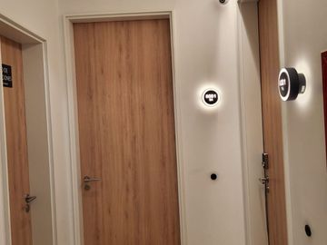 SE RENTA SUITE AMOBLADA FYBECA CUMBAYA US$680 MAS $50 CONDOMINIO