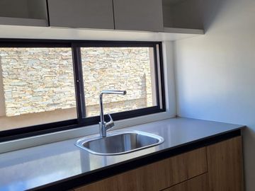 SE RENTA SUITE AMOBLADA FYBECA CUMBAYA US$680 MAS $50 CONDOMINIO