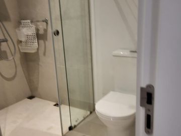 SE RENTA SUITE AMOBLADA FYBECA CUMBAYA US$680 MAS $50 CONDOMINIO