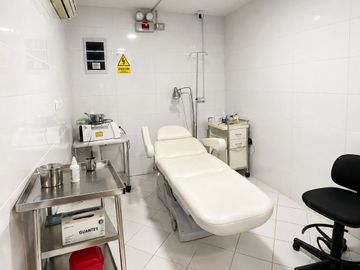 ¡ALQUILER DE LOCAL/OFICINA DÚPLEX EN LA MOLINA – FRENTE A MOLINA PLAZA!