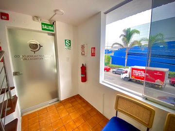 ¡ALQUILER DE LOCAL/OFICINA DÚPLEX EN LA MOLINA – FRENTE A MOLINA PLAZA!