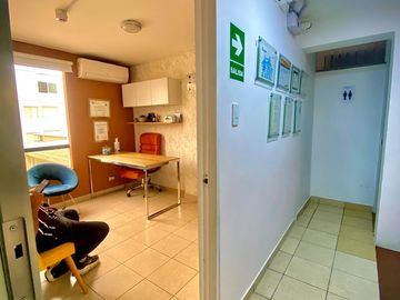 ¡ALQUILER DE LOCAL/OFICINA DÚPLEX EN LA MOLINA – FRENTE A MOLINA PLAZA!