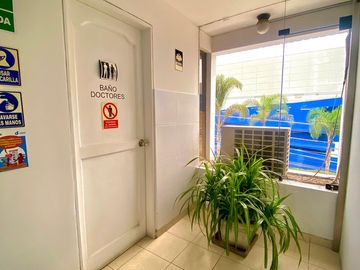 ¡ALQUILER DE LOCAL/OFICINA DÚPLEX EN LA MOLINA – FRENTE A MOLINA PLAZA!