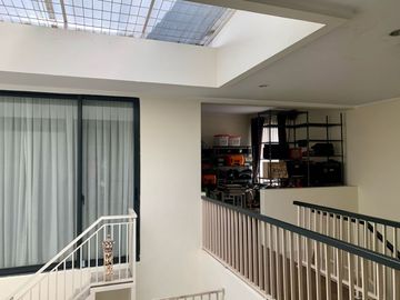 Hot Deal! Rumah Modern Bagus LT 204m² 4 KT Harga Nego, di Kebayoran Bintaro Sektor 7 Tangerang Selatan