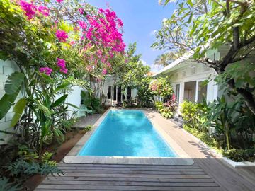 3 Bedrooms villa tropical style strategic Location just 10 mi to the becah location at Keroboakan area
